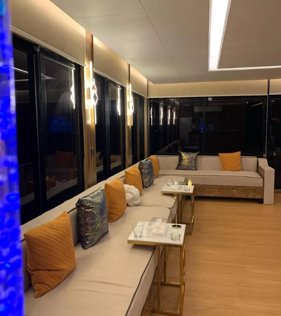 Royal Boat With Inflatable Toys Hotell Abu Dhabi Förenade Arabemiraten