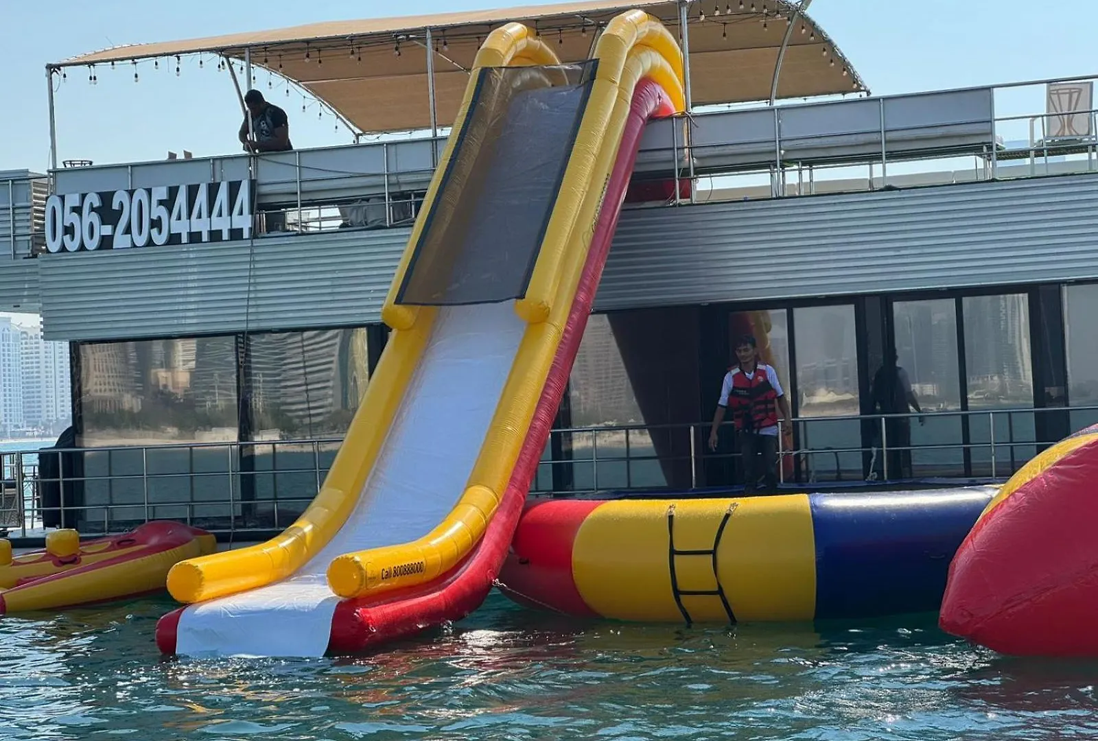 Båthotell Royal Boat With Inflatable Toys Hotell Abu Dhabi