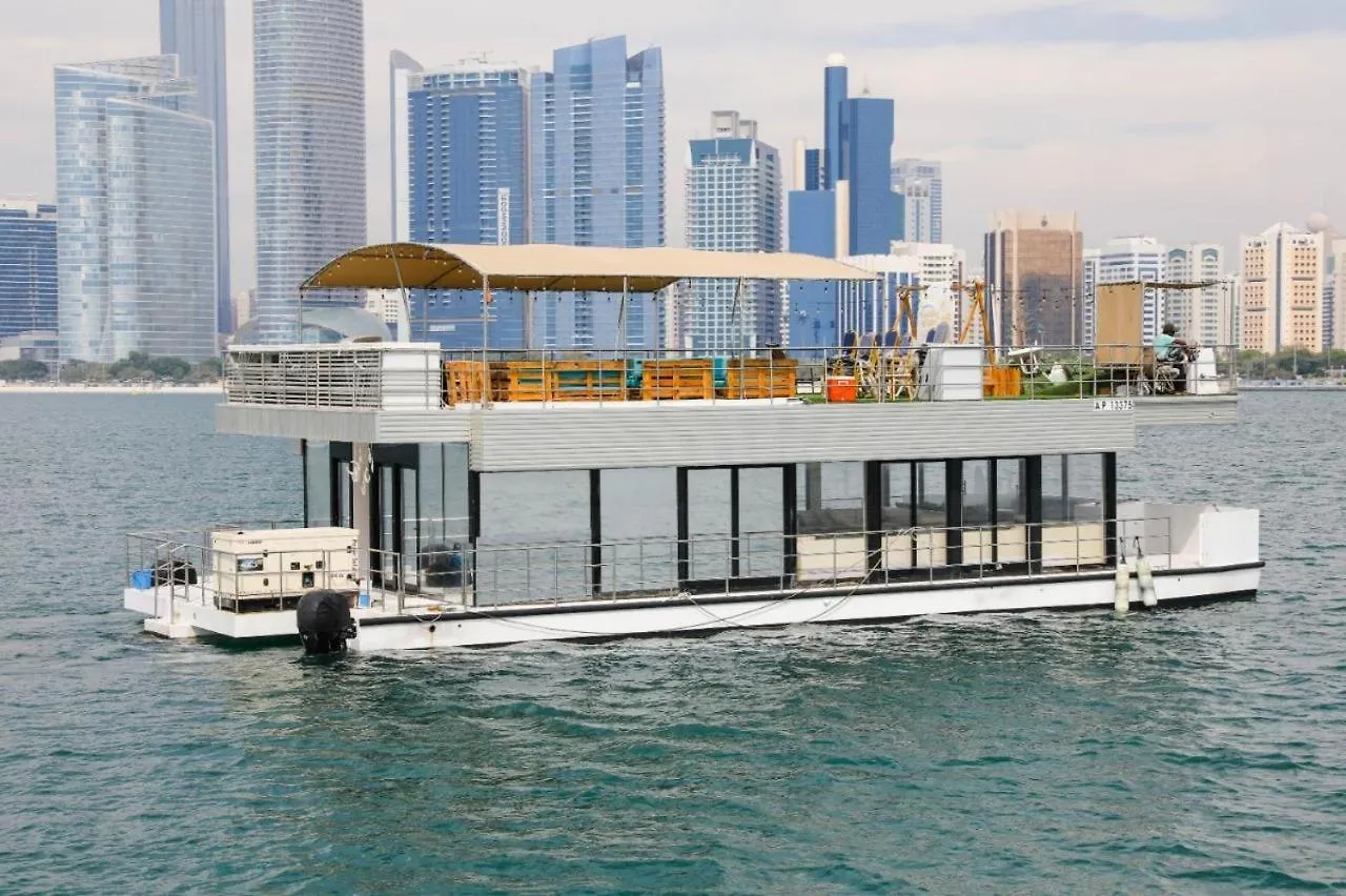 Båthotell Royal Boat With Inflatable Toys Hotell Abu Dhabi